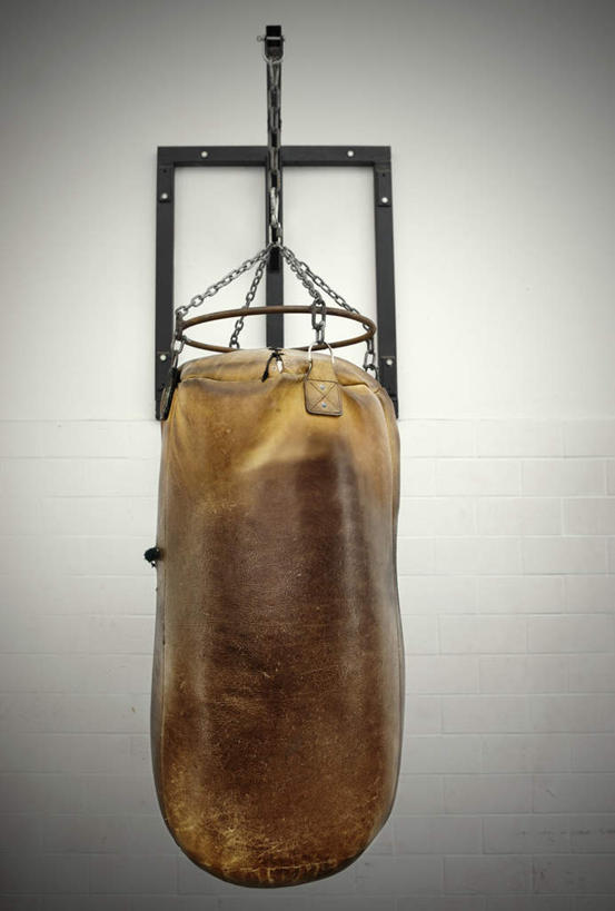 无人,竖图,室内,白天,白色背景,正面,锻炼,运动,静物,金属制品,吊挂,悬挂,朦胧,模糊,金属,墙,挂,破坏,运动器械,破损,墙壁,墙面,健身器械,摄影,影棚,损坏,沙袋,丢弃,健身器材,抛弃,遗弃,摈弃,扔掉,扔弃,甩掉,扬弃,体育,彩图,影棚拍摄,健身,拍摄,运动器材