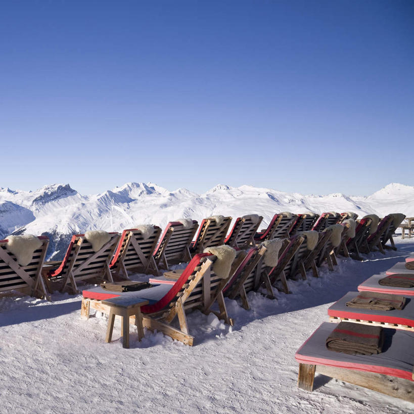 无人,方图,俯视,室外,白天,旅游,度假,美景,沙滩,山,雪,雪山,大雪,椅子,瑞士,欧洲,一排,许多,阴影,整齐,光线,沙子,影子,躺椅,冰,海岸,积雪,景观,山峰,雪景,冬季,冬天,沙地,山峦,娱乐,排列,蓝色,蓝天,天空,阳光,自然,天,享受,休闲,景色,放松,寒冷,晴朗,沙滩椅,冰冷,队列,自然风光,中欧,万里无云,严寒,瑞士联邦,冰凉,酷寒,凛冽,凛凛,极冷,格劳宾登州,达沃斯,海滩,晴空,晴空万里,彩图,高角度拍摄