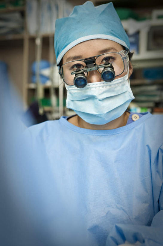 西方人,脸,头,脸颊,一个人,医生,站,竖图,室内,特写,白天,正面,工作服,制服,仪器,帽子,欧洲,欧洲人,仅一个年轻女性,仅一个女性,仅一个人,阴影,检查,朦胧,模糊,反射,分离,分析,光线,科学,放大镜,影子,过滤,分开,注视,肩膀,口罩,观察,看,站着,医护人员,医疗人员,隔断,清晰,探索,遮掩,放大,观看,隔离,仔细,透镜,察看,卫生,掩盖,凸透镜,遮挡,聚焦,关注,净化,间隔,预防,遮盖,防尘,SL手术放大镜,医生帽,光学,清楚,掩饰,断绝,隔开,屏蔽,屏绝,远离,中断,阻遏,阻隔,工作制服,手术放大镜,年轻女性,女人,女性,白种人,头部,脸部,脸蛋,面部,大夫,站立,半身,彩图,工作套服