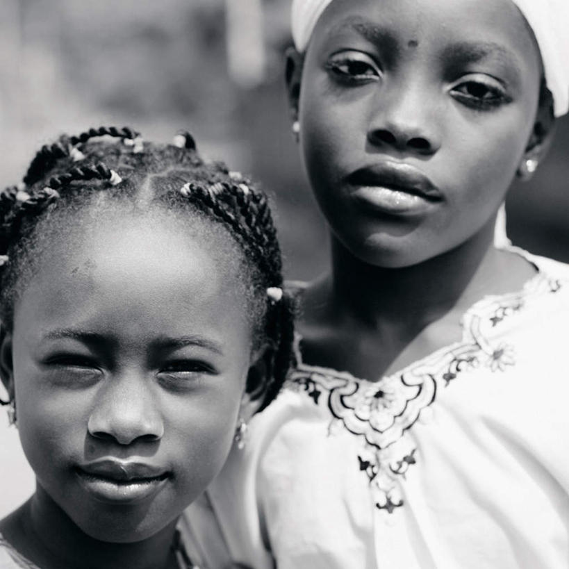 西方人,儿童,脸,头,脸颊,两个人,家庭,姐妹,站,坐,方图,黑白,室外,特写,白天,正面,民族服装,纯洁,植物,欧洲,非洲,尼日利亚,黑人,欧洲人,朦胧,模糊,注视,肩膀,树,树木,小孩,绿色,自然,观察,看,站着,温暖,温馨,一家人,可爱,童年,童趣,生长,成长,观看,和睦,察看,关注,童真,烂漫,无邪,西非,天真,女孩,女人,女性,非洲人,头部,脸部,脸蛋,面部,站立,坐着,半身,传统服装,民俗服,融洽,女生