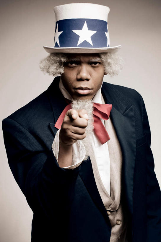 西方人,手,一个人,站,竖图,室内,白天,正面,帽子,欧洲,非洲,黑人,欧洲人,仅一个男性,仅一个人,仅一个中年男性,指,阴影,灰色背景,节日,庆祝,光线,影子,墙,注视,指点,礼帽,文化,墙壁,墙面,观察,看,站着,庆典,手部,摄影,影棚,观看,纪念,察看,指向,关注,山姆大叔,一顶,男人,男性,中年男性,白种人,非洲人,站立,半身,彩图,影棚拍摄,拍摄