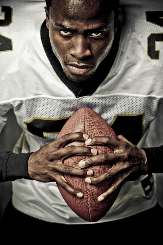 西方人,秃头,一个人,站,竖图,室内,白天,正面,球衣,锻炼,安全,成功,运动,合作,团队,信心,竞争,橄榄球,欧洲,非洲,黑人,欧洲人,仅一个男性,仅一个人,握,防护,速度,拿,拿着,注视,运动器械,队伍,仅一个年轻男性,观察,看,站着,健身器械,力量,平衡,握着,观看,保护,协调,察看,成就,关注,保险,健身器材,灵敏,合伙,柔韧,保全,周全,安稳,安定,美式橄榄球,耐力,平安,体育,美式足球,男人,男性,年轻男性,非洲人,光头,无发,站立,半身,彩图,健身,运动器材