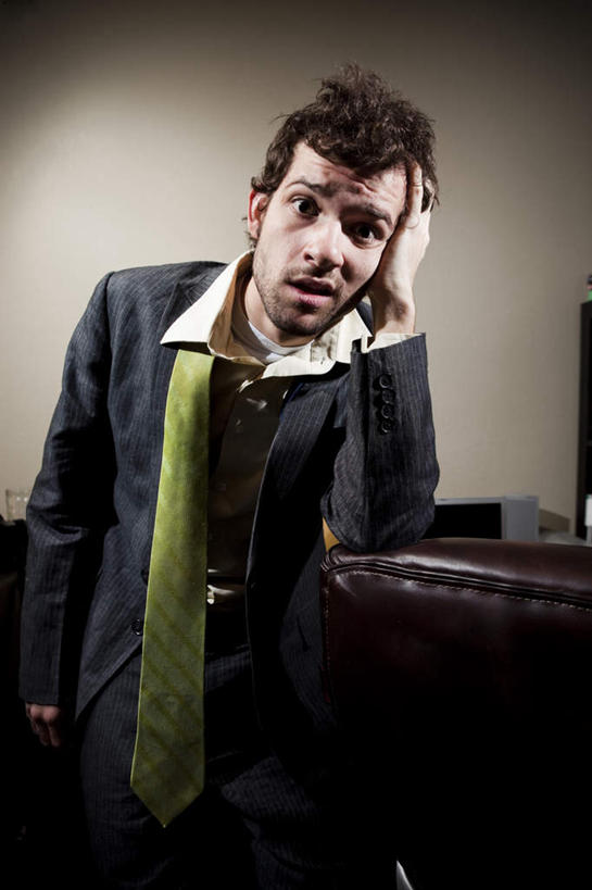 西方人,一个人,商务人士,商务男性,站,竖图,室内,白天,正面,衬衫,西装,沙发,欧洲,欧洲人,仅一个男性,仅一个人,撑,阴影,套装,正装,光线,影子,墙,灯光,褐色,领带,托腮,注视,职业装,墙壁,墙面,仅一个年轻男性,灰色,观察,看,托,站着,观看,察看,忧愁,忧虑,发愁,关注,托下巴,商务装,工薪阶层,哀愁,忧闷,男人,男性,年轻男性,白种人,白领,上班族,站立,半身,彩图,衬衣,皮沙发