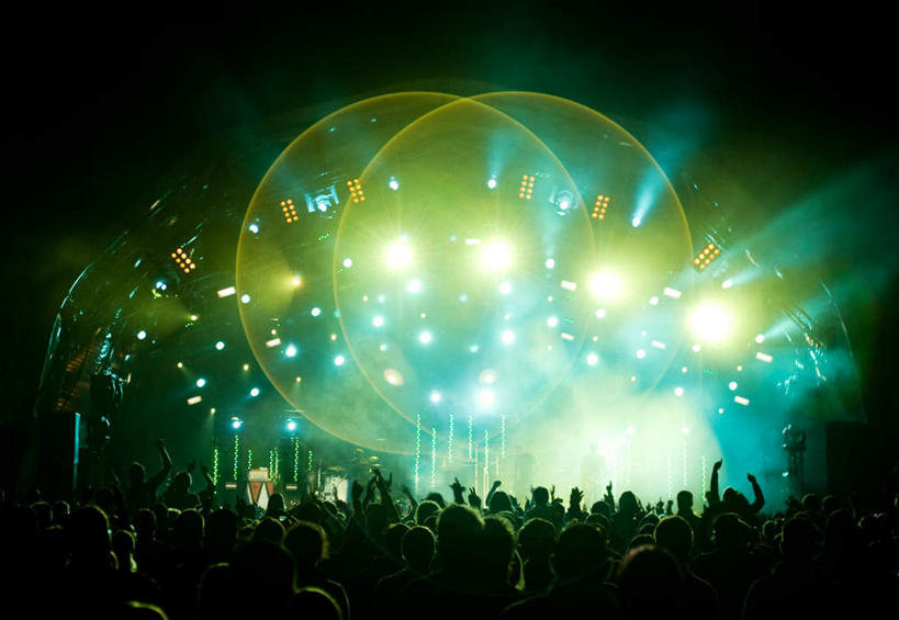 西方人,观众,跳舞者,舞台,站,横图,室外,夜晚,仰视,热情,照明,欧洲,欧洲人,阴影,欢呼,光线,影子,灯光,许多人,灯,灯具,站着,一群人,激情,聚光灯,照亮,喝彩,猛烈,壮丽,照明设备,激烈,烂漫,强烈,灿艳,绮丽,绚丽,剧烈,热心,殷勤,男人,男性,年轻男性,年轻女性,女人,女性,白种人,观赏人员,舞蹈家,舞蹈演员,舞者,站立,半身,彩图,低角度拍摄