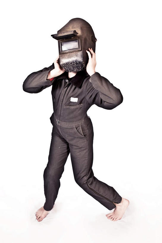 西方人,手,一个人,站,举,竖图,室内,特写,白天,正面,工作服,帽子,欧洲,欧洲人,仅一个男性,仅一个人,握,阴影,反射,面具,头盔,影子,拿,拿着,光脚,仅一个年轻男性,安全帽,托,站着,赤脚,手部,握着,连体衣,男人,男性,年轻男性,白种人,举起,举手,举着,向上举,向上伸,向上托,站立,彩图,全身