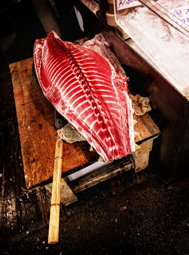 海鲜,无人,菜场,竖图,俯视,室外,白天,购物,消费,餐桌,桌子,金属制品,东京,日本,亚洲,阴影,光线,金属,鱼,工具,影子,灯光,刀具,集市,市场,鲔鱼,水产,金枪鱼,鱼类,海洋生物,刀,金融,餐台,吞拿鱼,水生动物,菜刀,海产品,水生物,选购,贸易,东亚,海底动物,本州,关东地方,本州岛,日本国,东京都,切菜刀,菜市,筑地,筑地市场,彩图,高角度拍摄,菜市场