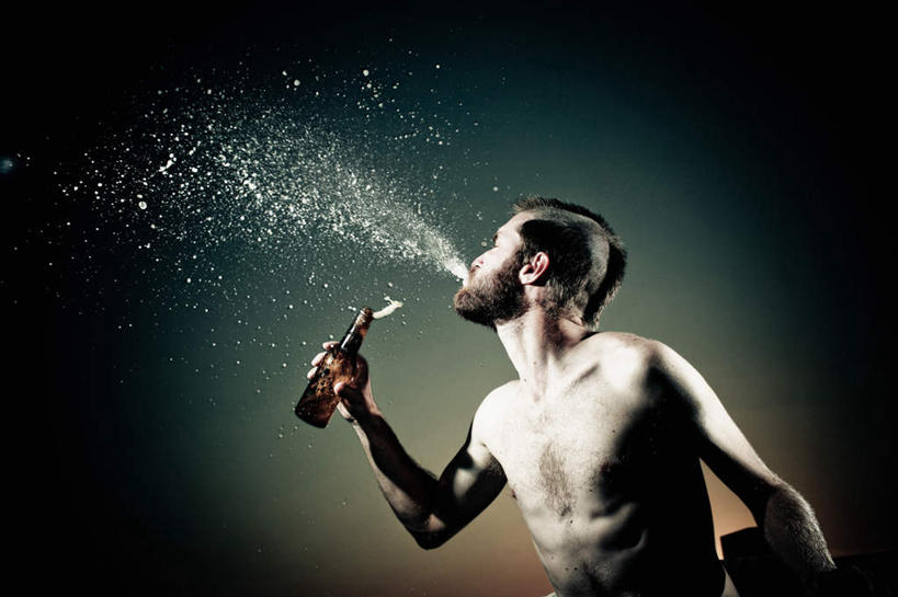 西方人,健壮,一个人,站,横图,室外,白天,侧面,日落,水,欧洲,欧洲人,仅一个男性,仅一个人,握,阴影,飞溅,溅,光线,液体,影子,水滴,晚霞,霞光,落日,灯光,拿,拿着,注视,玻璃制品,酒瓶,水珠,仅一个年轻男性,黄昏,玻璃瓶,瓶子,观察,看,站着,彩霞,握着,观看,察看,关注,喷洒,强健,结实,夕照,硬朗,男人,男性,年轻男性,白种人,夕阳,站立,半身,彩图,斜阳