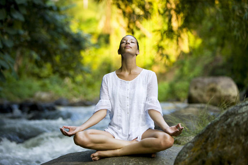 东方人,一个人,坐,盘腿,横图,室外,特写,白天,正面,锻炼,瑜伽,运动,河流,石头,水,亚洲,双手,仅一个年轻女性,仅一个女性,仅一个人,阴影,服装,朦胧,模糊,光线,石子,影子,河水,水流,摊开,休闲装,黄种人,衣服,小溪,阳光,溪水,休闲,休闲服,养生,服饰,放开,体育,年轻女性,女人,女性,亚洲人,石块,岩石,盘腿而坐,盘膝,盘着腿的,盘着腿坐,双腿交叉,抬头,仰头,坐着,彩图,全身,健身