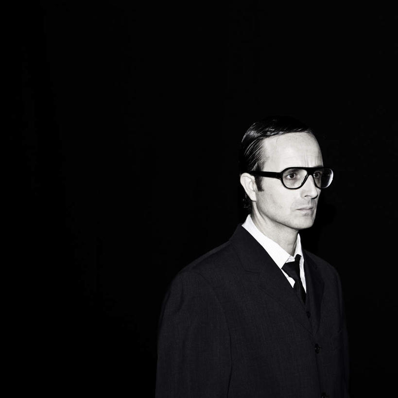 西方人,一个人,站,方图,黑白,室内,白天,侧面,衬衫,西装,欧洲,欧洲人,仅一个男性,仅一个人,黑色背景,套装,正装,眼镜,领带,注视,职业装,仅一个年轻男性,观察,看,站着,摄影,影棚,观看,悲伤,察看,伤心,关注,近视眼镜,悲哀,哀痛,悲戚,悲痛,悲恸,男人,男性,年轻男性,白种人,站立,半身,影棚拍摄,衬衣,拍摄