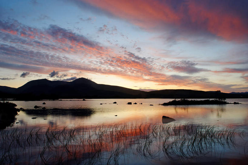 无人,横图,室外,白天,正面,湖,湖泊,美景,日落,山,水,芦苇,英国,欧洲,湖面,景观,山峰,水流,水面,晚霞,霞光,落日,山峦,苏格兰,自然,黄昏,湖水,景色,彩霞,西欧,自然风光,大不列颠,大不列颠及北爱尔兰联合王国,大不列颠联合王国,日不落英帝国,芦芛,苏格兰王国,夕照,芦,芦花,苇,夕阳,彩图,斜阳