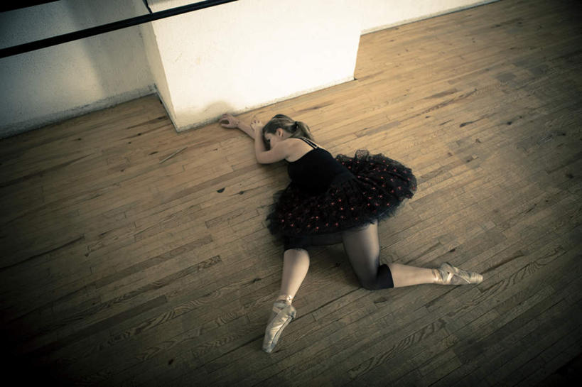西方人,一个人,跳舞者,健身房,躺,横图,俯视,室内,白天,裙子,地板,鞋子,欧洲,欧洲人,仅一个年轻女性,仅一个女性,仅一个人,连衣裙,地面,木地板,短裙,吊带裙,舞鞋,芭蕾舞鞋,芭蕾鞋,舞蹈室,舞蹈房,练功房,芭蕾舞裙,芭蕾裙,足尖鞋,卧着,年轻女性,女人,女性,白种人,舞蹈家,舞蹈演员,舞者,躺着,卧,彩图,高角度拍摄,全身,健身馆