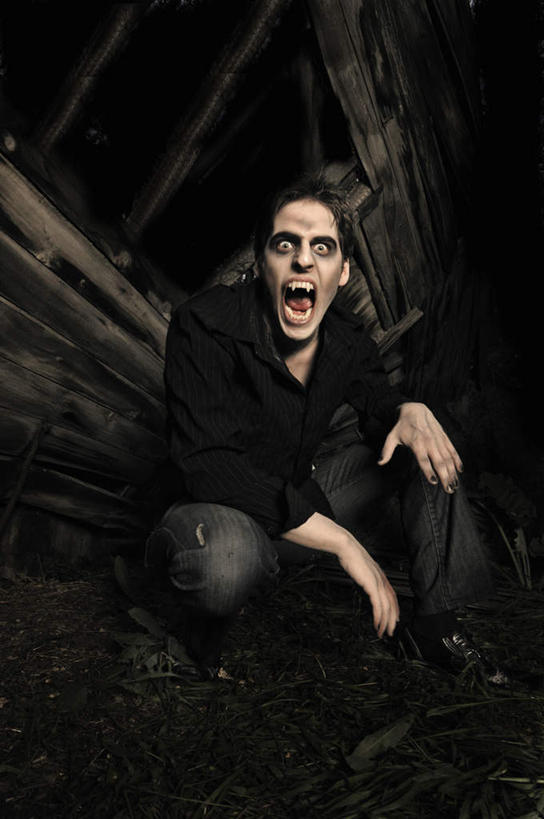 西方人,一个人,蹲,竖图,室外,夜晚,仰视,欧洲,欧洲人,仅一个男性,仅一个人,注视,仅一个年轻男性,观察,看,张嘴,观看,察看,恐怖,关注,吸血鬼,张大嘴巴,可怕,可骇,恐惧,男人,男性,年轻男性,白种人,张开嘴,蹲着,彩图,低角度拍摄,全身