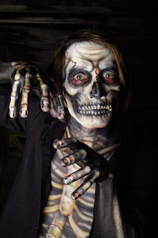 西方人,手,颅骨,骨骼,一个人,站,竖图,室内,特写,白天,正面,欧洲,欧洲人,仅一个男性,仅一个人,展开,张开,黑色背景,节日,庆祝,骨头,注视,文化,仅一个年轻男性,观察,看,站着,庆典,手部,万圣节,摄影,影棚,观看,纪念,骨架,察看,恐怖,关注,可怕,可骇,鼻骨,顶骨,额骨,颈椎,颞骨,下颌骨,颧骨,妆扮,恐惧,男人,男性,年轻男性,白种人,头盖骨,站立,半身,彩图,影棚拍摄,打扮,装扮,拍摄