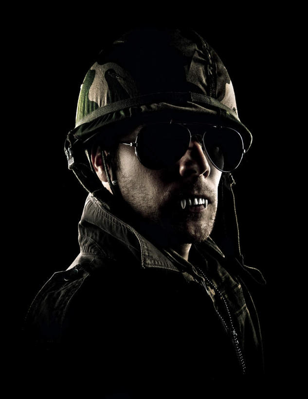 西方人,脸,头,脸颊,一个人,站,竖图,室内,特写,白天,正面,帽子,欧洲,欧洲人,仅一个男性,仅一个人,阴影,服装,反射,墨镜,头盔,眼镜,影子,注视,休闲装,仅一个年轻男性,衣服,安全帽,太阳镜,太阳眼镜,观察,看,站着,张嘴,休闲,休闲服,遮阳镜,服饰,观看,察看,关注,吸血鬼,张大嘴巴,男人,男性,年轻男性,白种人,头部,脸部,脸蛋,面部,张开嘴,站立,半身,彩图