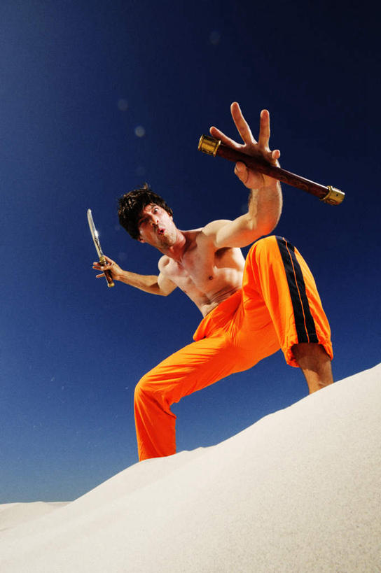 西方人,肌肉,健壮,一个人,竖图,室外,白天,仰视,竞争,沙滩,欧洲,欧洲人,仅一个男性,仅一个人,对抗,握,阴影,冲突,光线,沙子,影子,海岸,刀具,沙地,拿,拿着,破坏,裸露,仅一个年轻男性,蓝色,蓝天,天空,阳光,刀,天,张嘴,健康,武器,活力,力量,战争,握着,晴朗,青春,损坏,攻击,强壮,威胁,对立,矛盾,兵器,裸,防御,张大嘴巴,刀鞘,万里无云,敌对,挫败,斗争,抗拒,抗衡,凶器,杀伤,威慑,危险,男人,男性,年轻男性,白种人,海滩,晴空,晴空万里,张开嘴,半身,彩图,低角度拍摄,五指张开,匕首