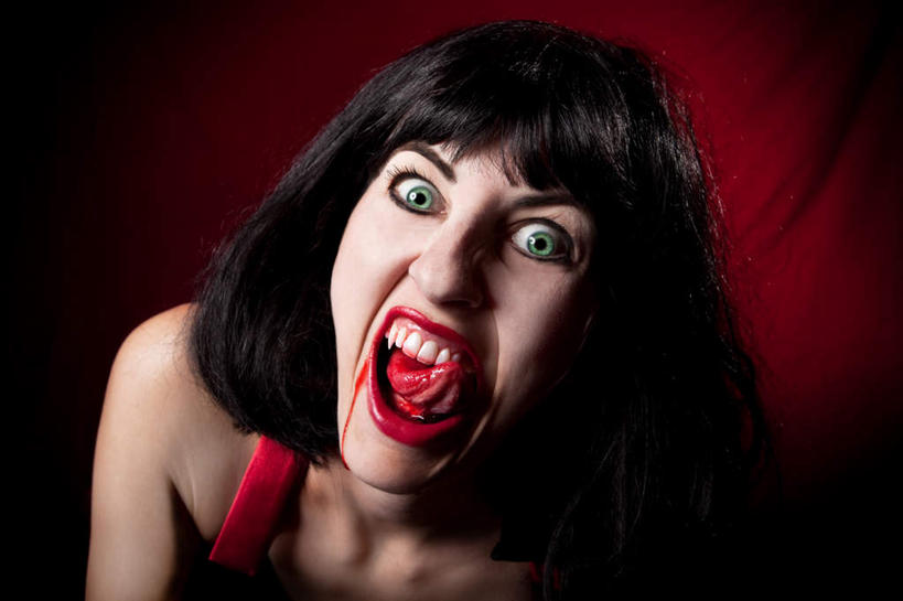 西方人,脸,头,脸颊,一个人,站,横图,俯视,室内,白天,欧洲,欧洲人,仅一个年轻女性,仅一个女性,仅一个人,阴影,光线,影子,灯光,注视,吐舌头,观察,看,伸舌头,站着,张嘴,吐舌,观看,察看,恐怖,关注,吸血鬼,张大嘴巴,可怕,可骇,恐惧,年轻女性,女人,女性,白种人,头部,脸部,脸蛋,面部,张开嘴,站立,半身,彩图,高角度拍摄