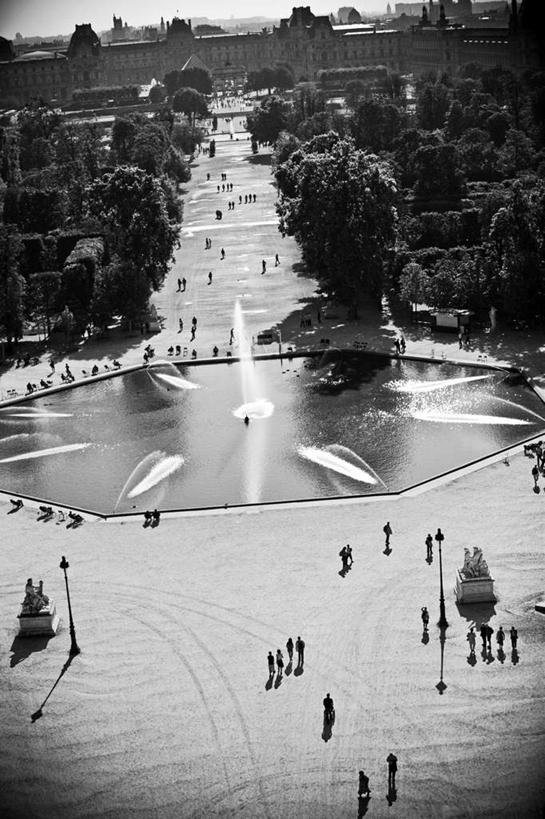 竖图,黑白,室外,白天,正面,植物,标志建筑,地标,建筑,路灯,喷泉,照明,法国,巴黎,欧洲,景观,建筑群,灯光,首都,许多人,文化,建设,灯,树,树木,绿色,自然,品味,一群人,生长,成长,照亮,照明设备,水景,法兰西共和国,美观,法兰西第五共和国,设计,半身