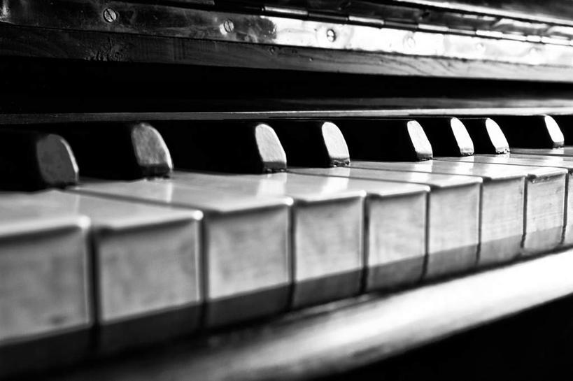 无人,横图,室内,特写,白天,正面,键盘,静物,阴影,朦胧,模糊,光线,影子,钢琴,灯光,乐器,琴键,古典,白色,黑色,键盘乐器,彩图