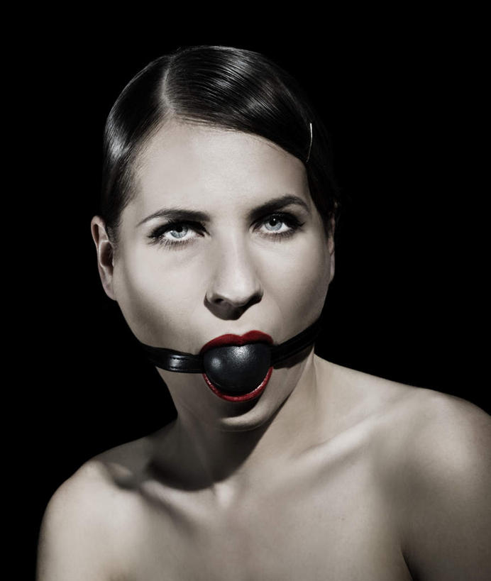 西方人,脸,头,眼睛,嘴,脸颊,眉毛,睫毛,一个人,竖图,室内,白天,正面,欧洲,欧洲人,瞳孔,仅一个年轻女性,仅一个女性,仅一个人,阴影,黑色背景,反射,影子,棕色,球形,注视,裸露,球,观察,看,张嘴,球体,眼部,摄影,影棚,观看,捆绑,察看,关注,裸,张大嘴巴,绑缚,奴役,年轻女性,女人,女性,白种人,头部,睫,口,口腔,脸部,脸蛋,眉,面部,眼,眼睫毛,眼眉,嘴巴,嘴唇,张开嘴,半身,彩图,影棚拍摄,拍摄,眼眉毛