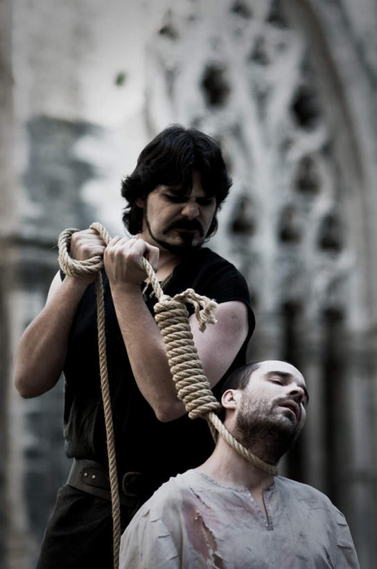 西方人,胡须,两个人,站,闭眼,竖图,室外,白天,正面,欧洲,欧洲人,握,阴影,服装,生气,朦胧,模糊,光线,影子,拿,拿着,注视,休闲装,衣服,阳光,草绳,绳子,观察,看,站着,休闲,休闲服,握着,愤怒,服饰,观看,绳索,死亡,察看,暴力,发怒,关注,情绪,脾气,忿怒,怨恨,强烈,殒命,灭亡,稻草绳,绞刑,激动,男人,男性,中年男性,白种人,胡子,络腮胡,闭眼睛,闭着眼,闭着眼睛,站立,半身,彩图,刽子手