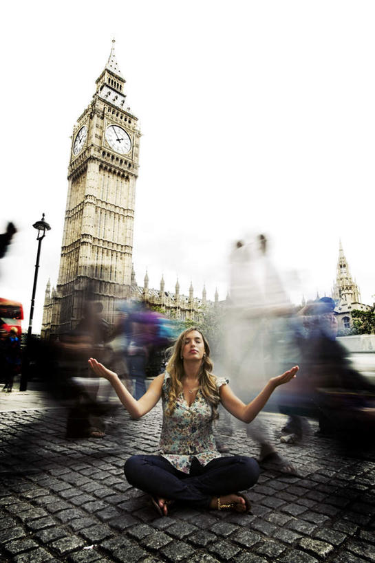 西方人,一个人,坐,闭眼,盘腿,竖图,室外,白天,正面,长时间曝光,锻炼,瑜伽,运动,石头,街道,路灯,照明,英国,欧洲,伦敦,欧洲人,双手,仅一个年轻女性,仅一个女性,仅一个人,阴影,服装,朦胧,模糊,时间,光线,石子,时钟,影子,钟楼,灯光,首都,摊开,计时,休闲装,大本钟,大笨钟,灯,衣服,阳光,钟表,休闲,休闲服,表,养生,服饰,照亮,照明设备,西欧,大不列颠,大不列颠及北爱尔兰联合王国,塔钟,大不列颠联合王国,日不落英帝国,雾都,放开,体育,年轻女性,女人,女性,白种人,钟,石块,闭眼睛,闭着眼,闭着眼睛,盘腿而坐,盘膝,盘着腿的,盘着腿坐,双腿交叉,坐着,彩图,全身,健身