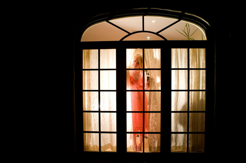 西方人,一个人,站,横图,室外,夜晚,正面,裙子,窗户,窗帘,落地窗,玻璃,欧洲,欧洲人,仅一个年轻女性,仅一个女性,仅一个人,连衣裙,服装,装饰,注视,休闲装,拉开,玻璃窗,玻璃制品,衣服,红色,观察,看,站着,休闲,休闲服,服饰,观看,华丽,修饰,点缀,察看,关注,衬托,美观,雅致,雅观,年轻女性,女人,女性,白种人,站立,半身,彩图