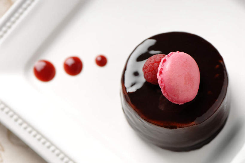 无人,横图,俯视,室内,白天,浆果,杏仁,餐具,水果,阴影,新鲜,反射,碟子,盘,影子,陶瓷,桑葚,生食,食品,糖,糖果,甜点,甜品,果实,陶瓷制品,杏仁饼,食物,一个,盘子,碟,甜食,巧克力,覆盆子,有机食品,绿色食品,单个,朱古力,杏子,杏梅仁,杏核仁,木落子,苦杏仁,彩图,高角度拍摄