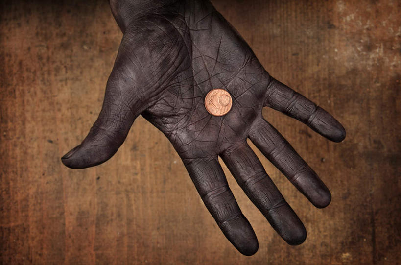 西方人,手,一个人,举,横图,俯视,室内,特写,白天,钱,欧洲,非洲,黑人,欧洲人,仅一个男性,仅一个人,仅一个中年男性,展开,张开,钱币,拾荒者,一个,托,手部,金融,乞丐,经济,单个,单手,流通,乞讨,贸易,叫花子,叫化子,货币,现金,硬币,男人,男性,中年男性,非洲人,举起,举手,举着,向上举,向上伸,向上托,半身,彩图,高角度拍摄