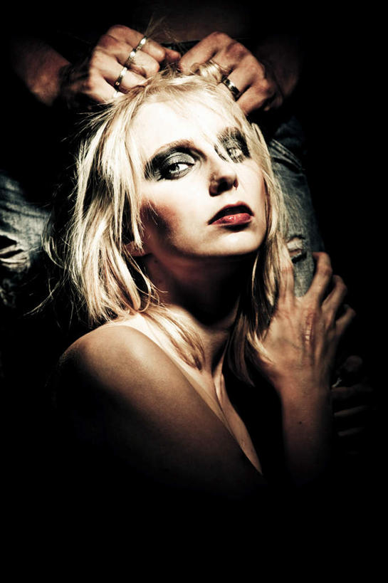 西方人,手,两个人,跪,摸,竖图,室内,白天,侧面,爱情,性感,欧洲,欧洲人,双手,抚摸,浪漫,注视,观察,看,温暖,温馨,手部,抓,恩爱,诱惑,恋人,观看,勾引,和睦,察看,暴力,关注,骚扰,引诱,尤物,男人,男性,年轻男性,年轻女性,女人,女性,白种人,情侣,触摸,跪着,接触,半身,彩图,伴侣,融洽,佳丽,丽人,美人