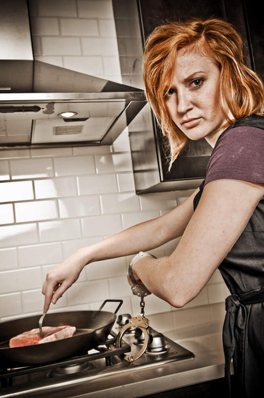 西方人,一个人,家庭主妇,站,竖图,室内,白天,侧面,烹饪,厨房,厨具,金属制品,欧洲,欧洲人,仅一个女性,仅一个人,烤,握,金属,锅子,牛排,拿,拿着,注视,锅,观察,看,站着,仅一个中年女性,握着,锅具,观看,察看,关注,烹饪用具,女人,女性,中年女性,白种人,烹调用具,主妇,烹调,站立,半身,彩图,灶间