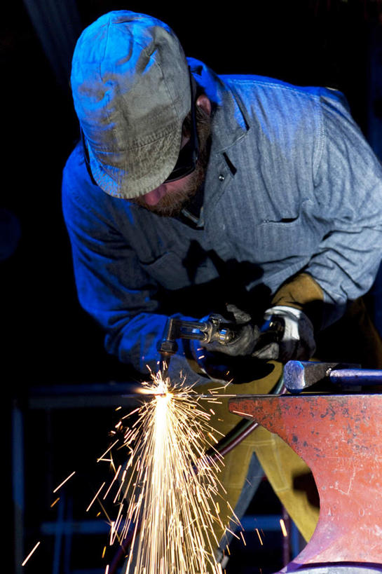 西方人,一个人,站,竖图,俯视,室内,白天,工作服,火,欧洲,欧洲人,仅一个男性,仅一个人,仅一个中年男性,连接,握,组合,火焰,燃烧,拿,拿着,一个,黄色,蓝色,站着,握着,单个,电焊,焊接,紧固,拼接,拼凑,切断,焊枪,拼合,凑集,聚合,撮合,牢固,电弧焊,工作制服,男人,男性,中年男性,白种人,站立,半身,彩图,高角度拍摄,工作套服