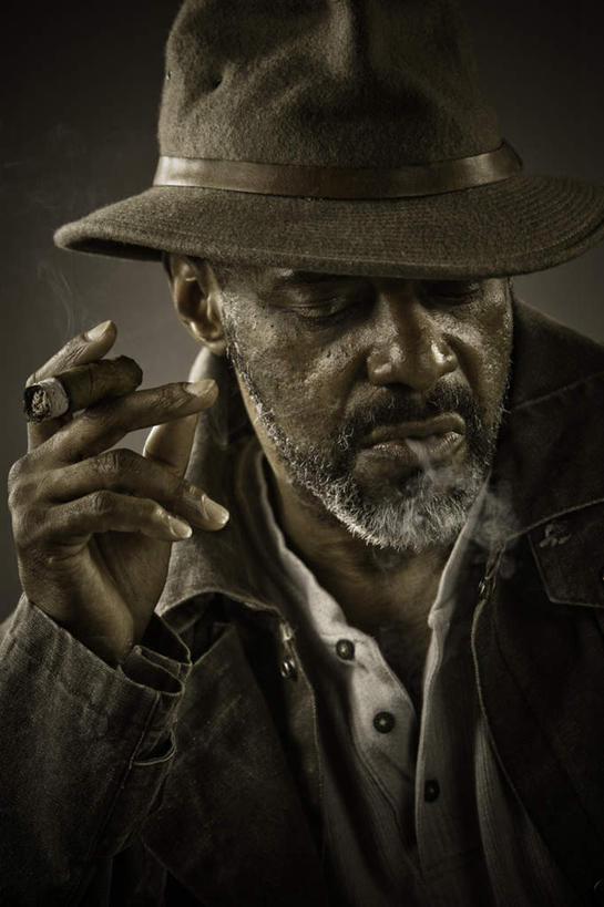 西方人,一个人,站,竖图,室内,特写,白天,正面,香烟,帽子,欧洲,欧洲人,仅一个男性,仅一个人,戴,夹,注视,礼帽,观察,看,站着,仅一个老年男性,雪茄,烟,观看,一支,戴着,察看,关注,一顶,老年男性,男人,男性,白种人,卷烟,烟草,纸烟,站立,半身,彩图