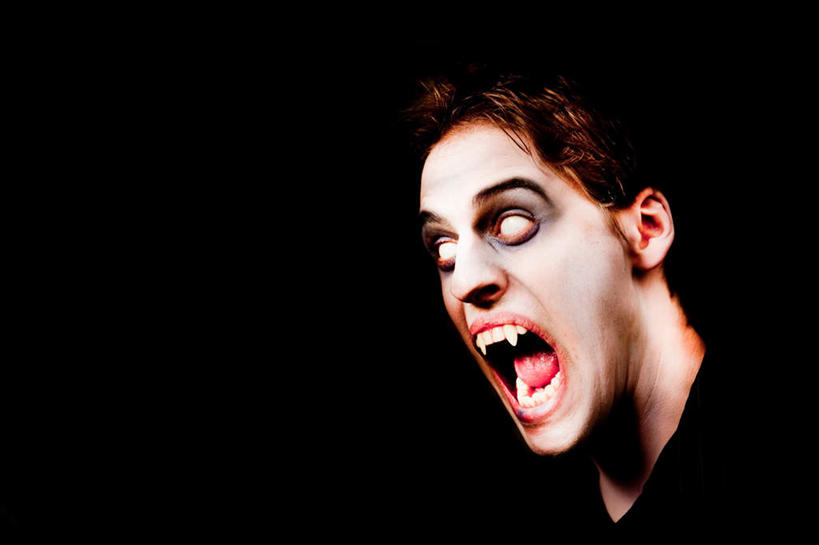 西方人,一个人,站,横图,室内,白天,正面,欧洲,欧洲人,仅一个年轻女性,仅一个女性,仅一个人,黑色背景,节日,庆祝,文化,站着,张嘴,庆典,万圣节,摄影,影棚,纪念,惊恐,张大嘴巴,惊骇,恐惧,年轻女性,女人,女性,白种人,张开嘴,站立,半身,彩图,影棚拍摄,拍摄