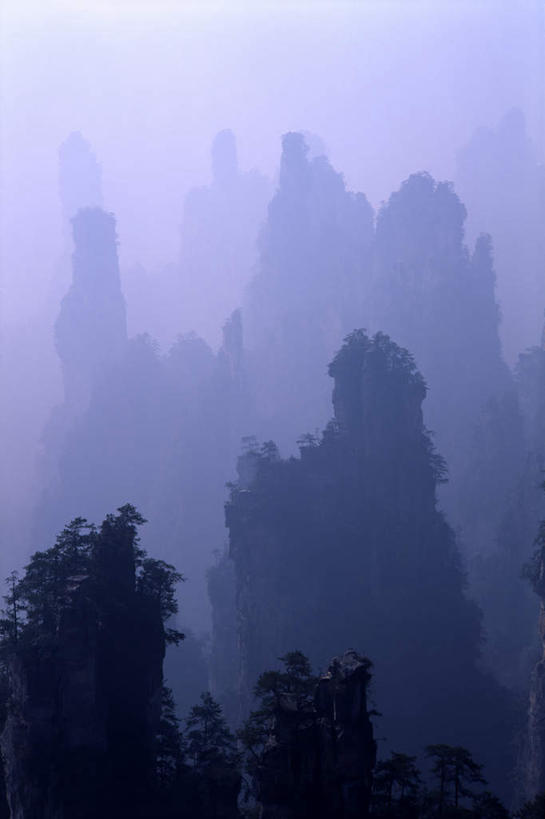 无人,竖图,俯视,航拍,室外,白天,旅游,度假,美景,山,山脉,树林,植物,雾,中国,亚洲,许多,阴影,朦胧,模糊,光线,影子,景观,山峰,山峦,很多,凌乱,娱乐,树,树木,绿色,阳光,自然,群山,享受,休闲,景色,放松,生长,成长,迷雾,混乱,鸟瞰,自然风光,东亚,湖南,湖南省,中华人民共和国,省会,华中地区,长沙,长沙市,湘,纷乱,缭乱,庞杂,大雾,彩图,高角度拍摄