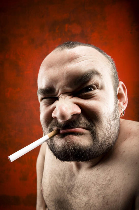 西方人,脸,头,眼睛,鼻子,嘴,耳朵,脸颊,眉毛,睫毛,一个人,站,吸烟,竖图,室内,特写,白天,正面,兴奋,热情,香烟,欧洲,欧洲人,瞳孔,仅一个男性,仅一个人,阴影,反射,影子,开放,注视,裸露,仅一个年轻男性,红色,观察,看,站着,健康,温暖,烟,奔放,活力,积极,激情,眼部,朝气,观看,狰狞,暖色,吉祥,察看,叼,生命,关注,叼着,裸,饱满,革命,热烈,赤色,充实,斗志,喜气,主动,男人,男性,年轻男性,白种人,头部,鼻,鼻孔,耳,耳部,睫,口,口腔,脸部,脸蛋,眉,面部,眼,眼睫毛,眼眉,嘴巴,嘴唇,卷烟,烟草,纸烟,抽烟,站立,半身,彩图,欢乐,眼眉毛