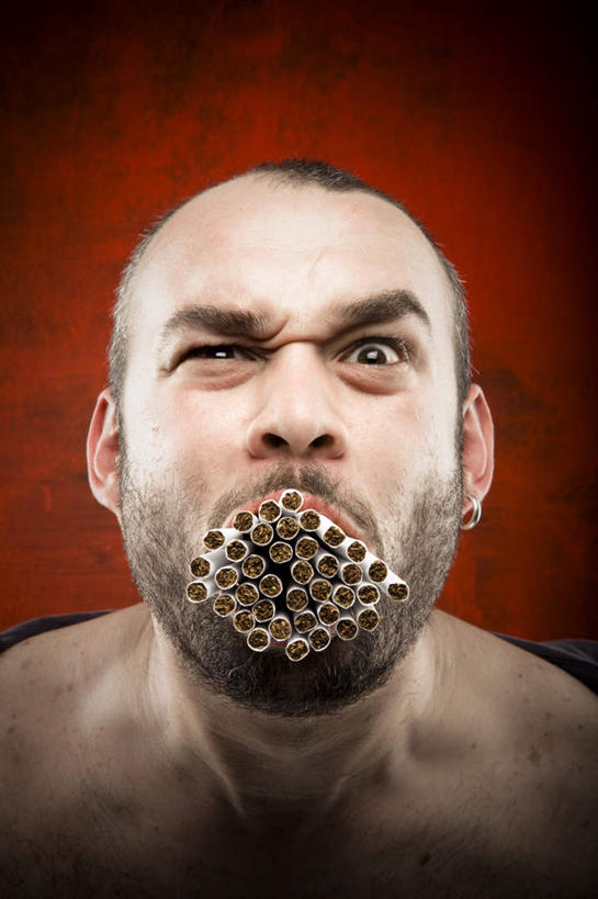 西方人,脸,头,眼睛,鼻子,嘴,耳朵,脸颊,眉毛,睫毛,一个人,站,吸烟,竖图,室内,特写,白天,正面,兴奋,热情,香烟,欧洲,欧洲人,瞳孔,仅一个男性,仅一个人,一排,许多,阴影,整齐,反射,影子,开放,注视,裸露,排列,仅一个年轻男性,红色,观察,看,站着,健康,温暖,烟,奔放,活力,积极,激情,眼部,朝气,观看,狰狞,暖色,吉祥,察看,叼,生命,队列,关注,叼着,裸,饱满,革命,热烈,赤色,充实,斗志,喜气,主动,男人,男性,年轻男性,白种人,头部,鼻,鼻孔,耳,耳部,睫,口,口腔,脸部,脸蛋,眉,面部,眼,眼睫毛,眼眉,嘴巴,嘴唇,卷烟,烟草,纸烟,抽烟,站立,半身,彩图,欢乐,眼眉毛