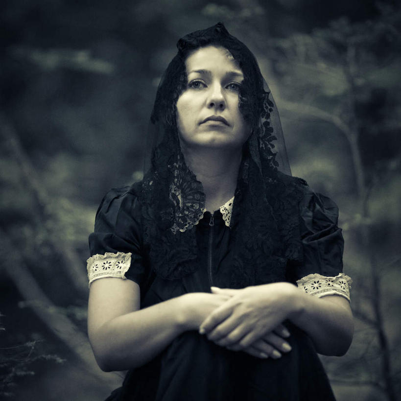 西方人,一个人,坐,抱,方图,室外,白天,正面,欧洲,欧洲人,仅一个女性,仅一个人,头纱,服装,朦胧,模糊,注视,休闲装,衣服,观察,看,仅一个中年女性,休闲,休闲服,服饰,抱着,观看,察看,搂着,关注,女人,女性,中年女性,白种人,搂,搂抱,坐着,半身,彩图