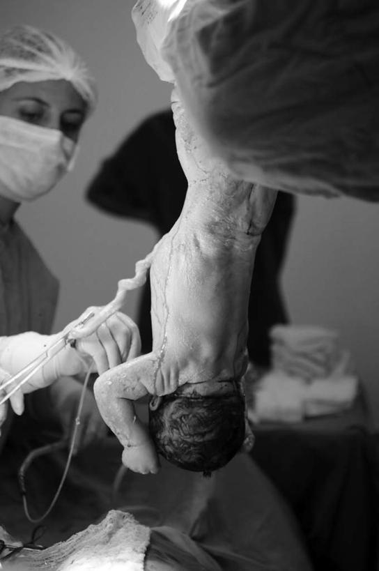 西方人,婴儿,儿童,四个人,医生,站,竖图,室内,白天,正面,纯洁,欧洲,欧洲人,握,修剪,模糊,分离,工具,剪刀,过滤,拿,分开,拿着,注视,小孩,口罩,观察,看,站着,医护人员,医疗人员,隔断,可爱,握着,遮掩,活泼,观看,隔离,裁剪,察看,手术,卫生,剪子,掩盖,剪裁,切割,遮挡,脐带,关注,净化,宝宝,间隔,预防,纯真,烂漫,无邪,遮盖,防尘,掩饰,断绝,隔开,屏蔽,屏绝,远离,中断,阻遏,阻隔,含糊,恍惚,模胡,依稀,隐约,产房,伶俐,天真,年轻女性,女人,女性,白种人,孩子,大夫,站立,半身,彩图