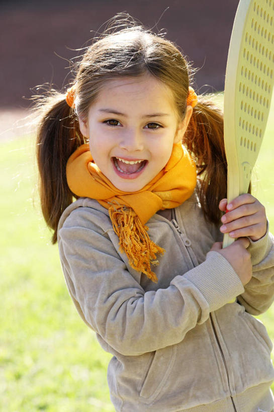 西方人,儿童,一个人,站,笑,微笑,露齿笑,竖图,室外,白天,正面,纯洁,草地,草坪,植物,欧洲,欧洲人,仅一个女性,仅一个人,握,阴影,服装,模糊,装饰,光线,影子,拿,拿着,注视,休闲装,草,小孩,衣服,绿色,阳光,围巾,观察,看,站着,仅一个小孩,休闲,温暖,休闲服,可爱,童年,童趣,握着,服饰,围脖,观看,保暖,华丽,点缀,察看,御寒,关注,拍子,童真,烂漫,无邪,衬托,美观,雅致,雅观,含糊,恍惚,模胡,依稀,隐约,天真,女孩,女人,女性,白种人,孩子,站立,半身,彩图,女生