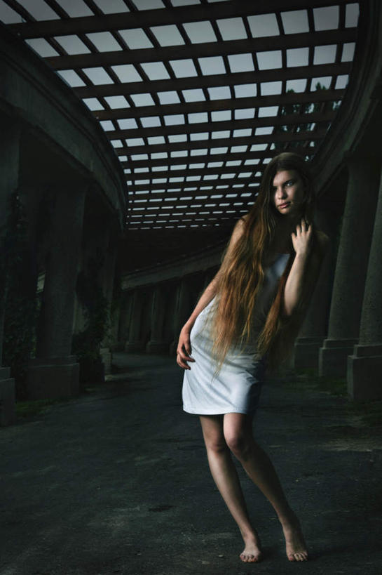 西方人,一个人,模特,站,竖图,室内,白天,正面,神秘,欧洲,欧洲人,仅一个年轻女性,仅一个女性,仅一个人,服装,隧道,注视,休闲装,衣服,蓝色,观察,看,站着,休闲,休闲服,服饰,观看,察看,地道,关注,秘密,惊悚,奥秘,年轻女性,女人,女性,白种人,模特儿,站立,彩图,全身