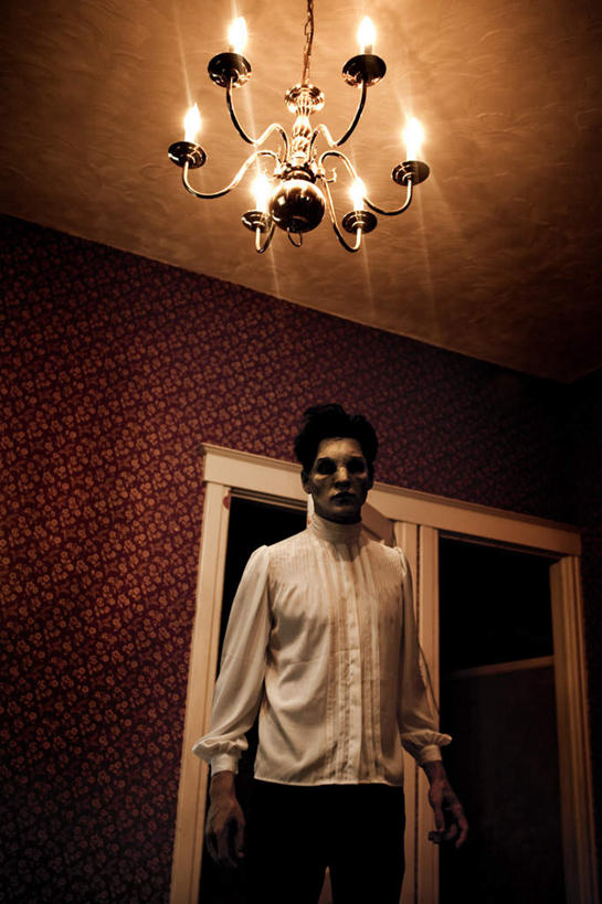 西方人,一个人,站,竖图,室内,白天,正面,衬衫,门,照明,欧洲,欧洲人,仅一个男性,仅一个人,花纹,墙,灯光,插座,扭头,注视,吊灯,墙壁,墙面,灯,仅一个年轻男性,灯具,门框,观察,看,站着,转头,凝视,观看,怪异,照亮,察看,恐怖,照明设备,关注,斑纹,凝望,可怕,可骇,独特,谛视,恐惧,男人,男性,年轻男性,白种人,站立,半身,彩图,衬衣