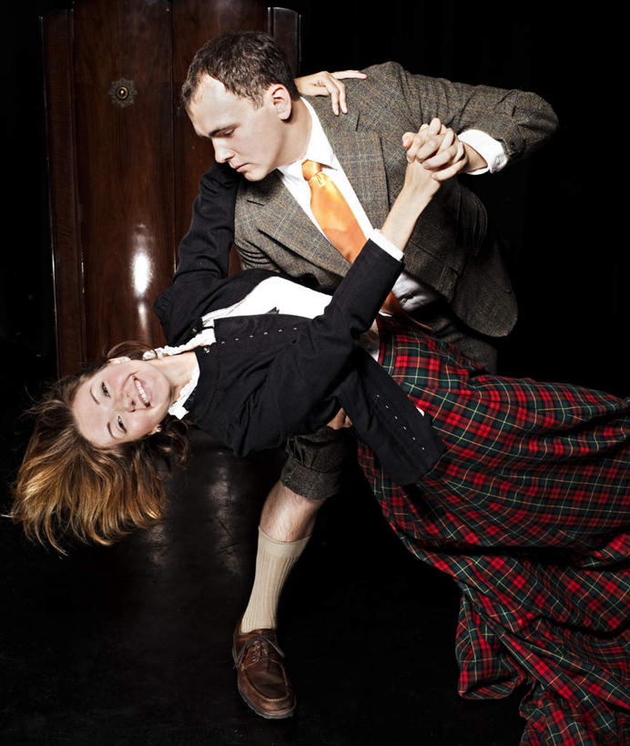 西方人,两个人,站,躺,笑,微笑,露齿笑,竖图,室内,白天,侧面,民族服装,衬衫,裙子,西装,爱情,跳舞,欧洲,欧洲人,弯腰,套装,正装,领带,古典,浪漫,注视,职业装,观察,看,站着,温暖,温馨,金色,恩爱,短裙,恋人,服饰,观看,半身裙,和睦,察看,富贵,关注,舞姿,欧洲文化,忠诚,弯身,富丽,苏格兰短裙,名誉,荣华,卧着,男人,男性,年轻男性,年轻女性,女人,女性,白种人,情侣,躺着,卧,站立,半身,彩图,衬衣,传统服装,民俗服,舞蹈,伴侣,融洽