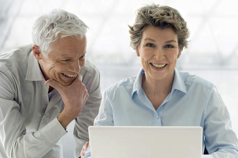 西方人,脸,头,脸颊,两个人,家庭,祖父母,站,坐,举,笑,微笑,露齿笑,横图,室内,特写,白天,正面,电脑,笔记本电脑,欧洲,欧洲人,服装,网络,休闲装,通讯设备,衣服,托,站着,休闲,温暖,温馨,一家人,休闲服,服饰,和睦,无线,通信设备,无线网络,无线上网,便携式电脑,手提电脑,老年男性,老年女性,男人,男性,女人,女性,白种人,头部,脸部,脸蛋,面部,举起,举手,举着,向上举,向上伸,向上托,站立,坐着,半身,彩图,融洽