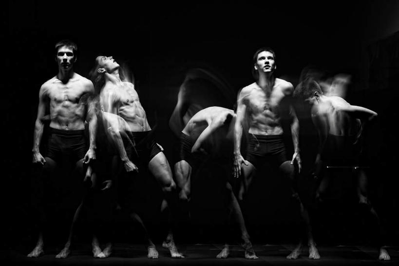 西方人,站,横图,室内,白天,正面,跳舞,芭蕾,欧洲,欧洲人,许多人,注视,裸露,观察,看,站着,一群人,观看,察看,关注,裸,舞姿,芭蕾舞,男人,男性,年轻男性,白种人,站立,彩图,全身,舞蹈