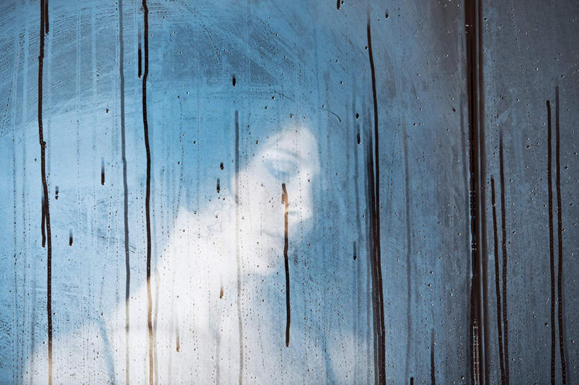 西方人,脸,头,脸颊,一个人,站,闭眼,横图,室外,特写,白天,正面,失败,卫生间,浴室,欧洲,欧洲人,仅一个女性,仅一个人,服装,沮丧,透明,休闲装,衣服,站着,仅一个中年女性,休闲,难受,休闲服,无奈,服饰,失望,悲伤,伤心,难过,失落,颓废,挫败,受挫,落败,落空,错过,失足,失意,失策,失算,颓丧,衰颓,悲哀,懊丧,颓靡,气馁,丧气,通明,败北,挫折,失利,女人,女性,中年女性,白种人,头部,脸部,脸蛋,面部,淋浴房,闭眼睛,闭着眼,闭着眼睛,站立,半身,彩图,冲凉房,沐浴间,沐浴室