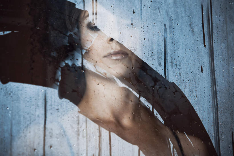 西方人,脸,头,脸颊,一个人,站,横图,室内,特写,白天,正面,失败,窗户,卫生间,浴室,欧洲,欧洲人,仅一个女性,仅一个人,服装,沮丧,透明,注视,休闲装,玻璃窗,衣服,观察,看,站着,仅一个中年女性,休闲,难受,休闲服,无奈,服饰,观看,失望,悲伤,察看,伤心,难过,关注,失落,颓废,挫败,受挫,落败,落空,错过,失足,失意,失策,失算,颓丧,衰颓,悲哀,懊丧,颓靡,气馁,丧气,通明,败北,挫折,失利,女人,女性,中年女性,白种人,头部,脸部,脸蛋,面部,淋浴房,站立,半身,彩图,冲凉房,沐浴间,沐浴室