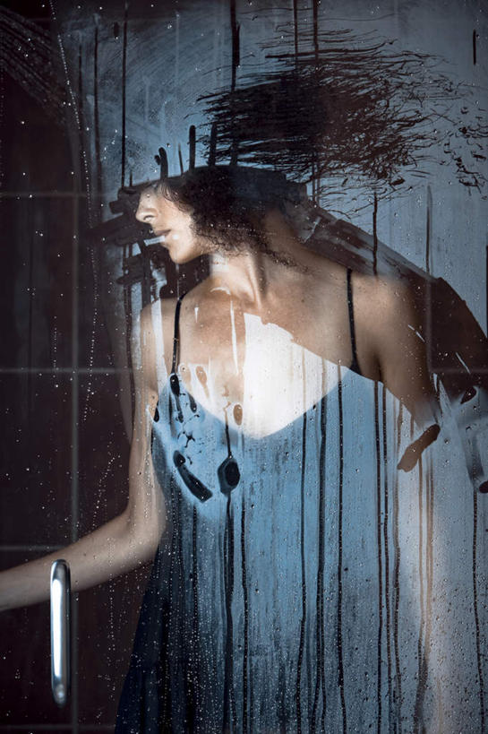 西方人,脸,头,脸颊,一个人,站,竖图,室内,特写,白天,正面,失败,窗户,卫生间,浴室,欧洲,欧洲人,仅一个女性,仅一个人,服装,沮丧,透明,注视,休闲装,玻璃窗,衣服,观察,看,站着,仅一个中年女性,休闲,难受,休闲服,无奈,服饰,观看,失望,悲伤,察看,伤心,难过,关注,失落,颓废,挫败,受挫,落败,落空,错过,失足,失意,失策,失算,颓丧,衰颓,悲哀,懊丧,颓靡,气馁,丧气,通明,败北,挫折,失利,女人,女性,中年女性,白种人,头部,脸部,脸蛋,面部,淋浴房,站立,半身,彩图,冲凉房,沐浴间,沐浴室