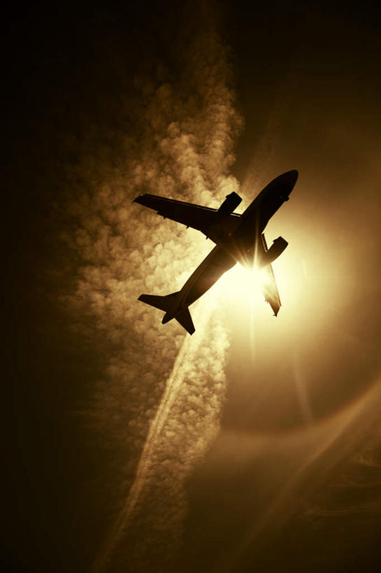 无人,竖图,室外,白天,仰视,旅游,美景,日落,太阳,飞机,阴影,光线,影子,景观,晚霞,霞光,落日,交通,背光,航空,阳光,自然,黄昏,交通工具,景色,彩霞,运输,客机,自然风光,载具,逆光,夕照,夕阳,彩图,低角度拍摄,游览,斜阳