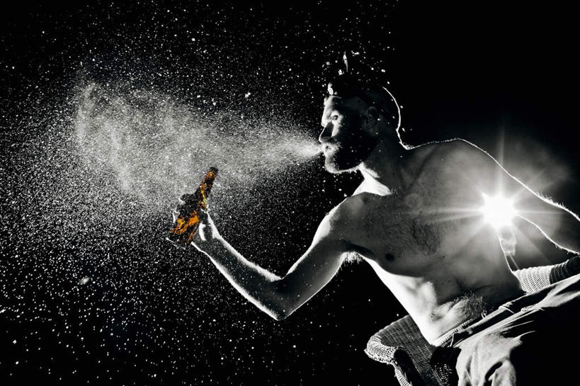 啤酒,西方人,赤膊,一个人,坐,横图,室内,白天,仰视,水,椅子,欧洲,欧洲人,仅一个男性,仅一个人,喷,握,阴影,飞溅,黑色背景,服装,溅,光线,液体,影子,木椅,水滴,灯光,酒类,背光,拿,拿着,注视,休闲装,玻璃制品,酒,酒瓶,水珠,饮料,仅一个年轻男性,一个,衣服,玻璃瓶,瓶子,观察,看,休闲服,吐,握着,摄影,服饰,影棚,单个,观看,察看,关注,喷洒,逆光,男人,男性,年轻男性,白种人,坐着,半身,彩图,低角度拍摄,影棚拍摄,拍摄