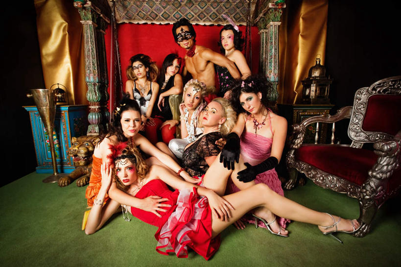 西方人,坐,躺,抱,摸,横图,室内,白天,正面,裙子,游戏,热情,窗帘,沙发,项链,椅子,欧洲,欧洲人,抚摸,弯腰,连衣裙,服装,装饰,面具,木椅,许多人,玩,注视,休闲装,娱乐,装饰品,衣服,帘子,抹胸,饰品,首饰,观察,看,一群人,休闲,休闲服,遮阳,眼罩,激情,服饰,抱着,观看,活动,华丽,修饰,点缀,察看,搂着,发泄,关注,消遣,智力,夜总会,宣泄,弯身,衬托,美观,雅致,雅观,抹胸裙,妓女,卧着,热心,殷勤,男人,男性,年轻男性,年轻女性,女人,女性,白种人,触摸,怀抱,接触,搂,搂抱,躺着,玩耍,卧,嬉戏,相抱,拥抱,坐着,彩图,全身